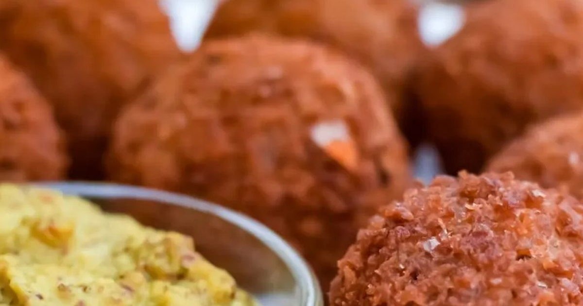 Bitterballen in a Bruin Café: The Ultimate Dutch Snack Experience