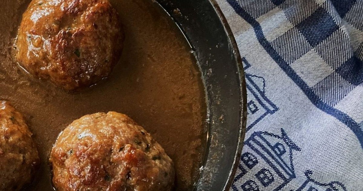 Broodje Bal: Amsterdam’s Classic Pub Snack Explained