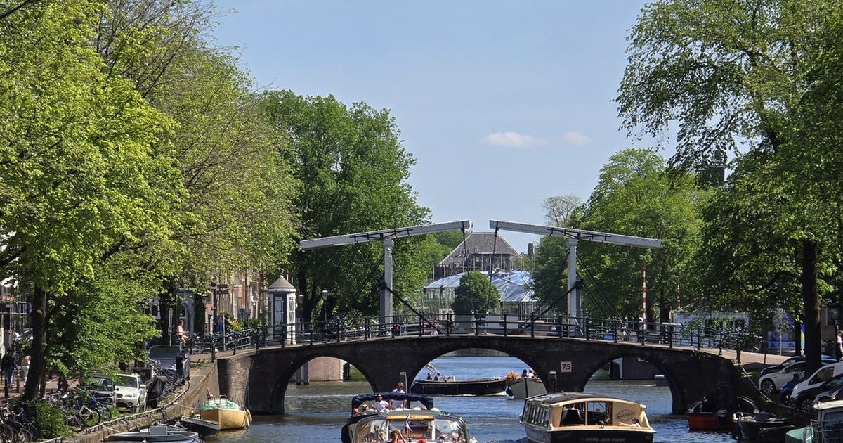 Canal Cruise vs. Sloop Rental: Choosing Your Amsterdam Waterway Adventure