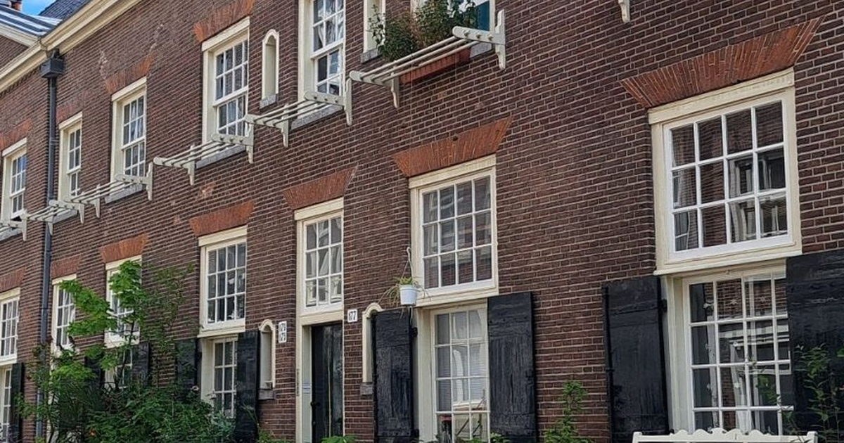 Discover the Quiet Beauty of Karthuizerhofje: Amsterdam’s Secret Courtyard