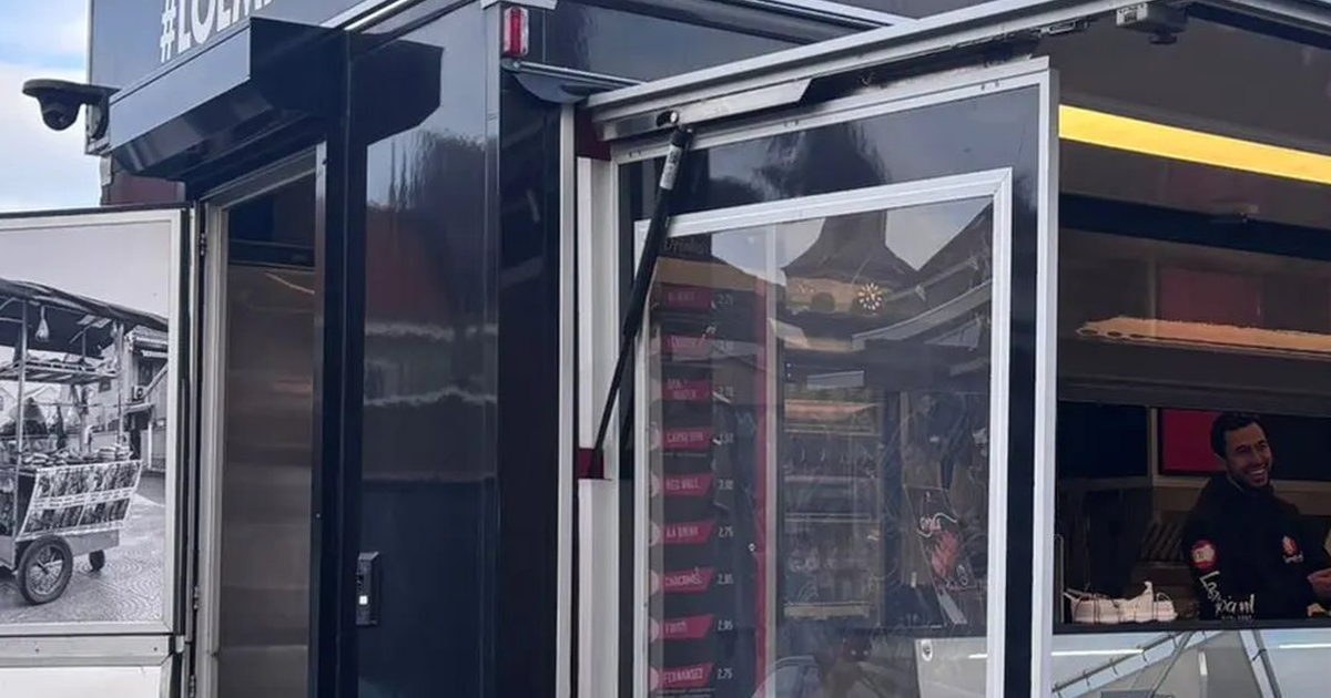Street Snack Delight: Loempia at Albert Cuyp Market