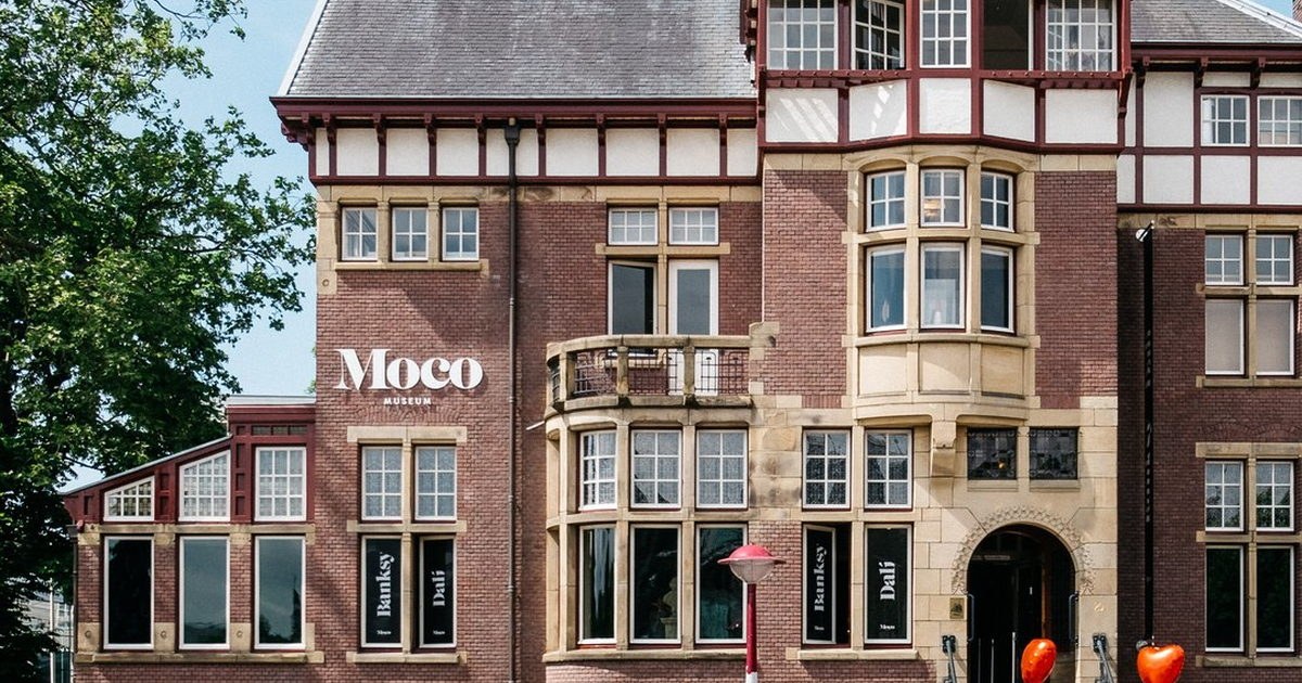 Selfies with Flash in Museums: The Amsterdam Mistake to Avoid